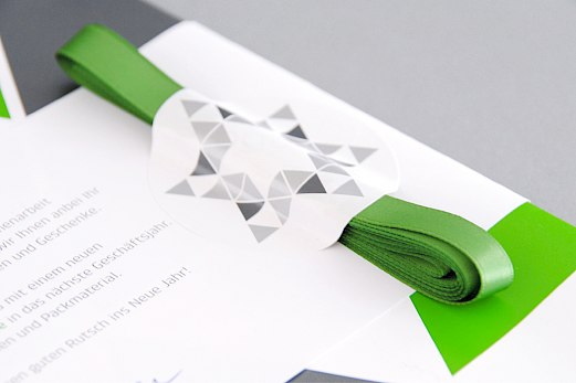 Hähn Packsysteme | Mailing mit Geschenkpapier und Schleifenband auf Banderole | Sehsam | Leipzig | Designagentur | Markenagentur | Kreativagentur | Grafikdesign | Corporate Design | Corporate Identity | Markenstrategie | Markendesign | Markenanwendung | Gestaltung