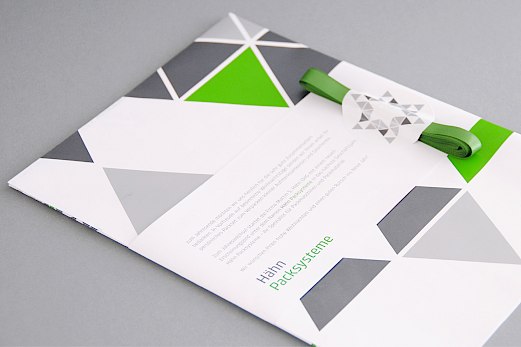 Hähn Packsysteme | Mailing mit Geschenkpapier und Schleifenband | Sehsam | Leipzig | Designagentur | Markenagentur | Kreativagentur | Grafikdesign | Corporate Design | Corporate Identity | Markenstrategie | Markendesign | Markenanwendung | Gestaltung