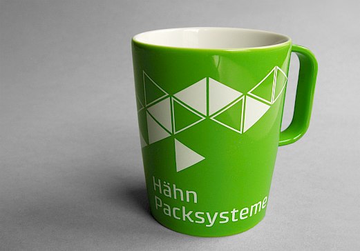 Hähn Packsysteme | Merchandising | Tassen mit Logo | Sehsam | Leipzig | Designagentur | Markenagentur | Kreativagentur | Grafikdesign | Corporate Design | Corporate Identity | Markenstrategie | Markendesign | Markenanwendung | Gestaltung