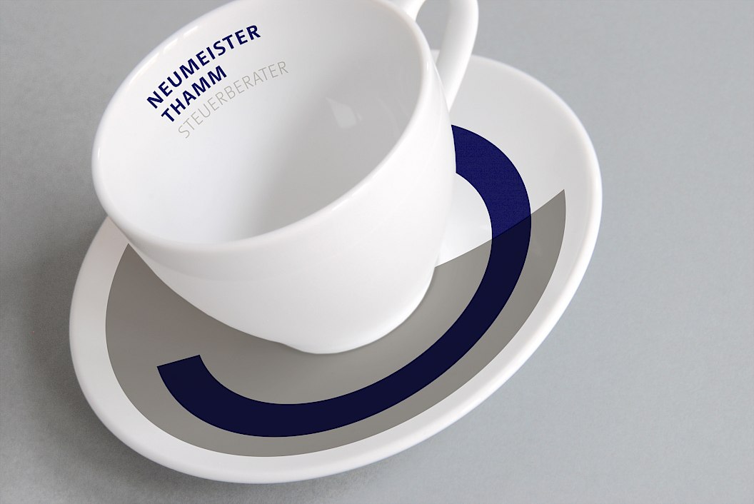 Neumeister & Thamm | Steuerberater | Tasse mit Logo und Grafik | Sehsam | Leipzig | Designagentur | Markenagentur | Kreativagentur | Grafikdesign | Corporate Design | Corporate Identity | Markenstrategie | Markendesign | Markenanwendung | Gestaltung