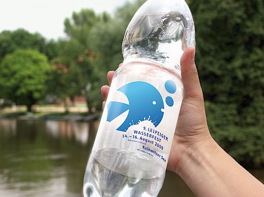 9. Leipziger Wasserfest | Merchandising | Branding Trinkflasche | Kampagne | Piktogramm | Plakat | Sehsam | Leipzig | Designagentur | Markenagentur | Kreativagentur | Grafikdesign | Corporate Design | Corporate Identity | Markenstrategie | Markendesign | Markenanwendung | Gestaltung