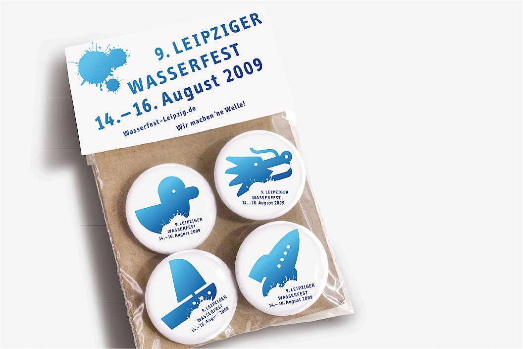 9. Leipziger Wasserfest | Merchandising | Ansteckbuttons | Kampagne | Piktogramm | Plakat | Sehsam | Leipzig | Designagentur | Markenagentur | Kreativagentur | Grafikdesign | Corporate Design | Corporate Identity | Markenstrategie | Markendesign | Markenanwendung | Gestaltung