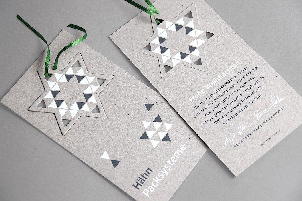 Hähn Packsysteme | Kundenmailing | Weihnachtskarte mit Anhänger | Sehsam | Leipzig | Designagentur | Markenagentur | Kreativagentur | Grafikdesign | Corporate Design | Corporate Identity | Markenstrategie | Markendesign | Markenanwendung | Gestaltung