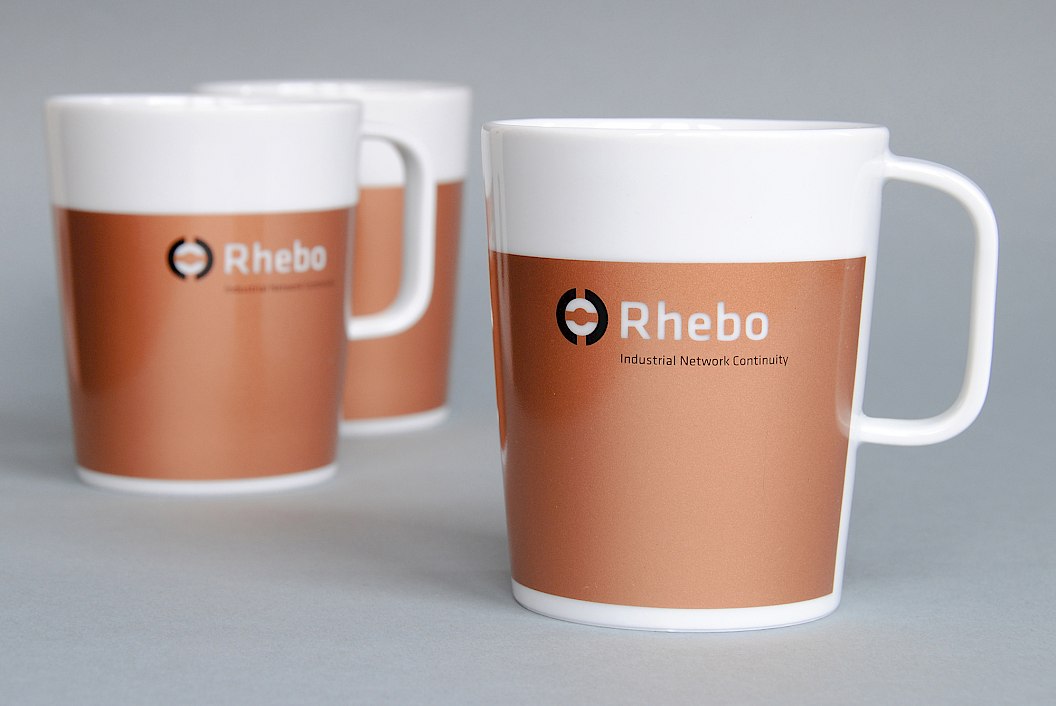 Rhebo GmbH | Startup | Merchandisingartikel mit Logo | kupferfarbene Tasse | Werbemittel | Sehsam | Leipzig | Designagentur | Markenagentur | Kreativagentur | Grafikdesign | Corporate Design | Corporate Identity | Markenstrategie | Markendesign | Markenanwendung | Gestaltung