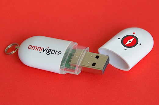 Omnivigore | Logo | Merchandising | USB-Stick | Startup | Sehsam | Leipzig | Designagentur | Markenagentur | Kreativagentur | Grafikdesign | Corporate Design | Corporate Identity | Markenstrategie | Markendesign | Markenanwendung | Gestaltung